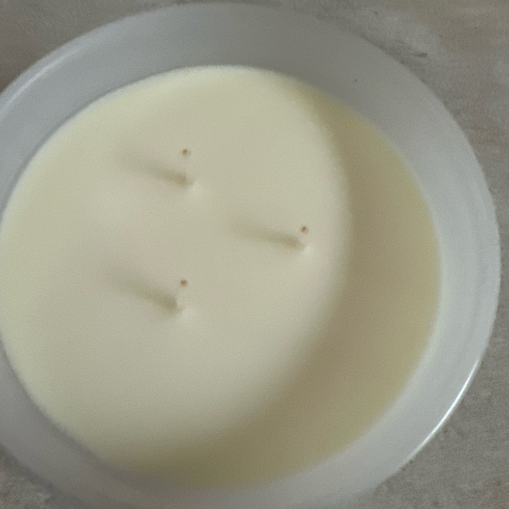 Pier 1 Santorini Citrus Candle with Lemon Design - Picture 7 of 10